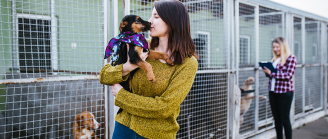 femme avec chien adopté dans les bras